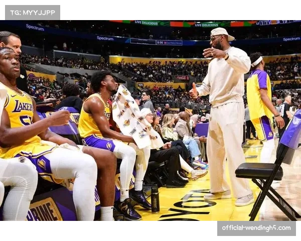 追梦训练中疑似误伤布朗尼引热议 球迷调侃气氛欢乐似综艺现场